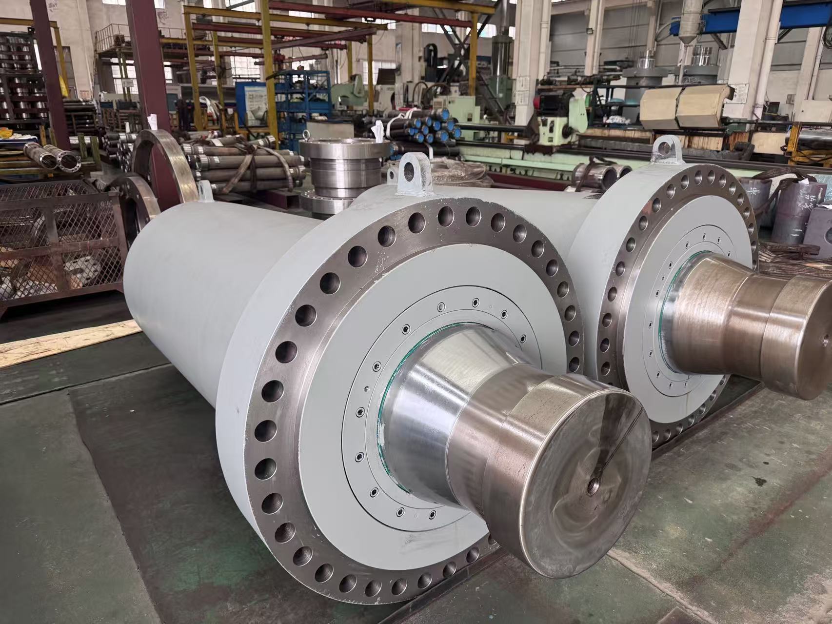 Large hydraulic cylinder assemblies in the Juding workshop