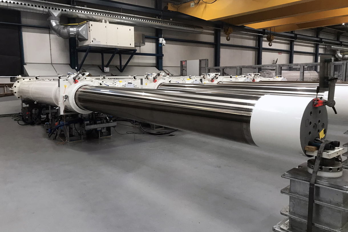 Large hydraulic cylinder installation